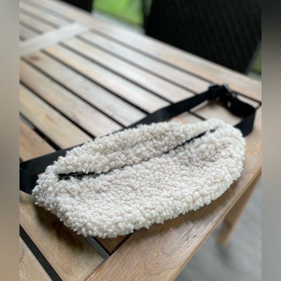 NWOT Harlow Sherpa waist bag - Picture 4 of 5